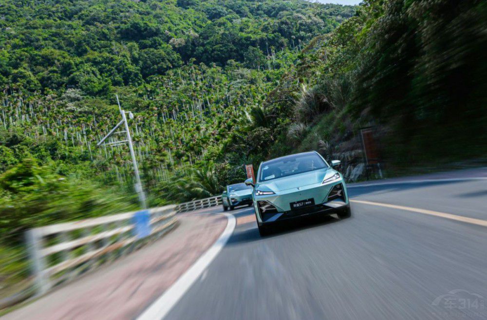 深藍(lán)S7先享預(yù)訂開啟 價格超預(yù)期 又是爆款 深藍(lán)S7先享預(yù)訂開啟 價格超預(yù)期 又是爆款