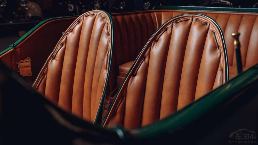 賓利打12輛老爺車 你沒看錯 是2023新款 賓利打12輛老爺車 你沒看錯 是2023新款