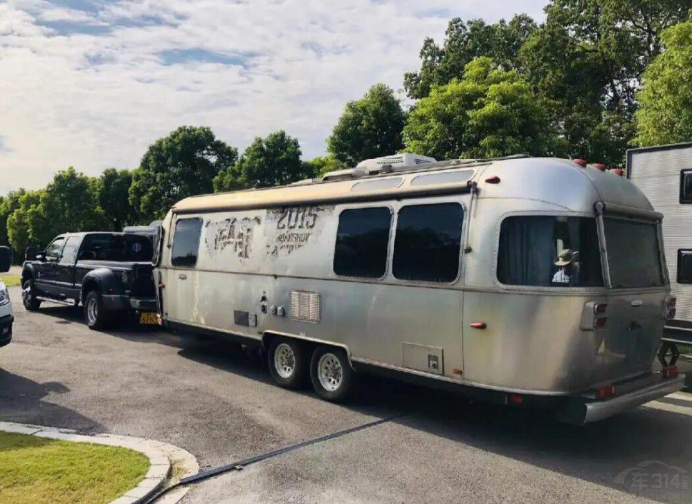 斯柯達(dá)魔改房車 功能雖少 但還有點(diǎn)小帥 斯柯達(dá)魔改房車 功能雖少 但還有點(diǎn)小帥