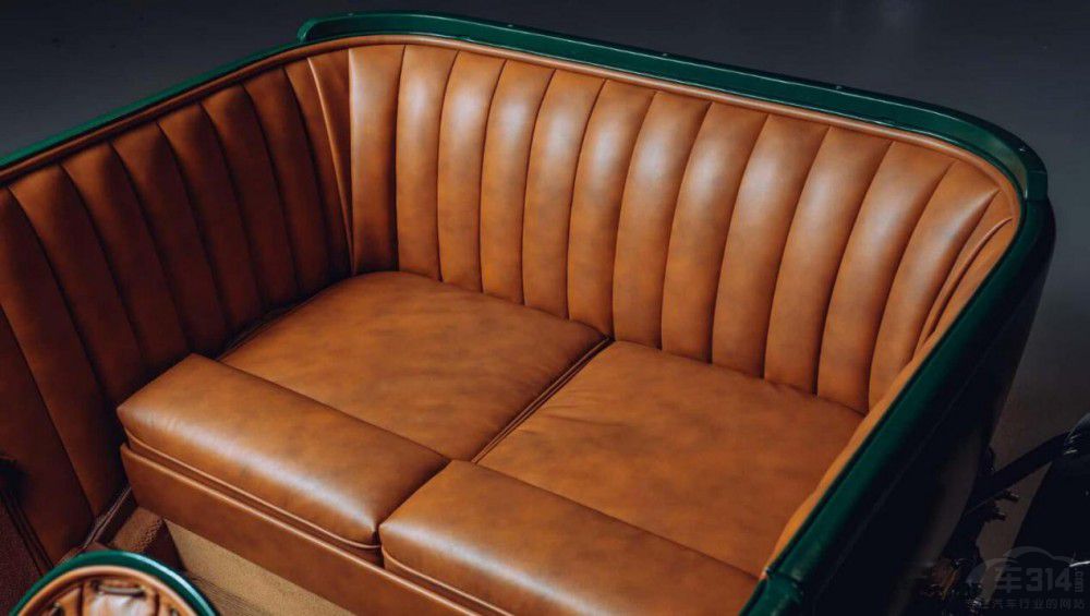 賓利打12輛老爺車 你沒看錯 是2023新款 賓利打12輛老爺車 你沒看錯 是2023新款