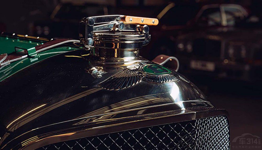 賓利打12輛老爺車 你沒看錯 是2023新款 賓利打12輛老爺車 你沒看錯 是2023新款