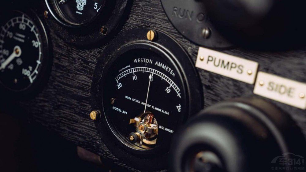 賓利打12輛老爺車 你沒看錯 是2023新款 賓利打12輛老爺車 你沒看錯 是2023新款