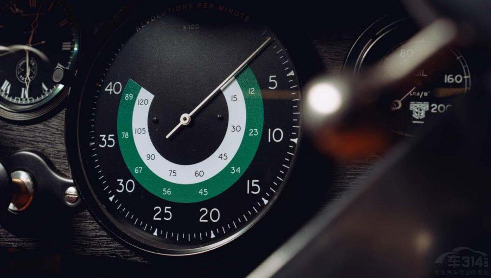 賓利打12輛老爺車 你沒看錯 是2023新款 賓利打12輛老爺車 你沒看錯 是2023新款