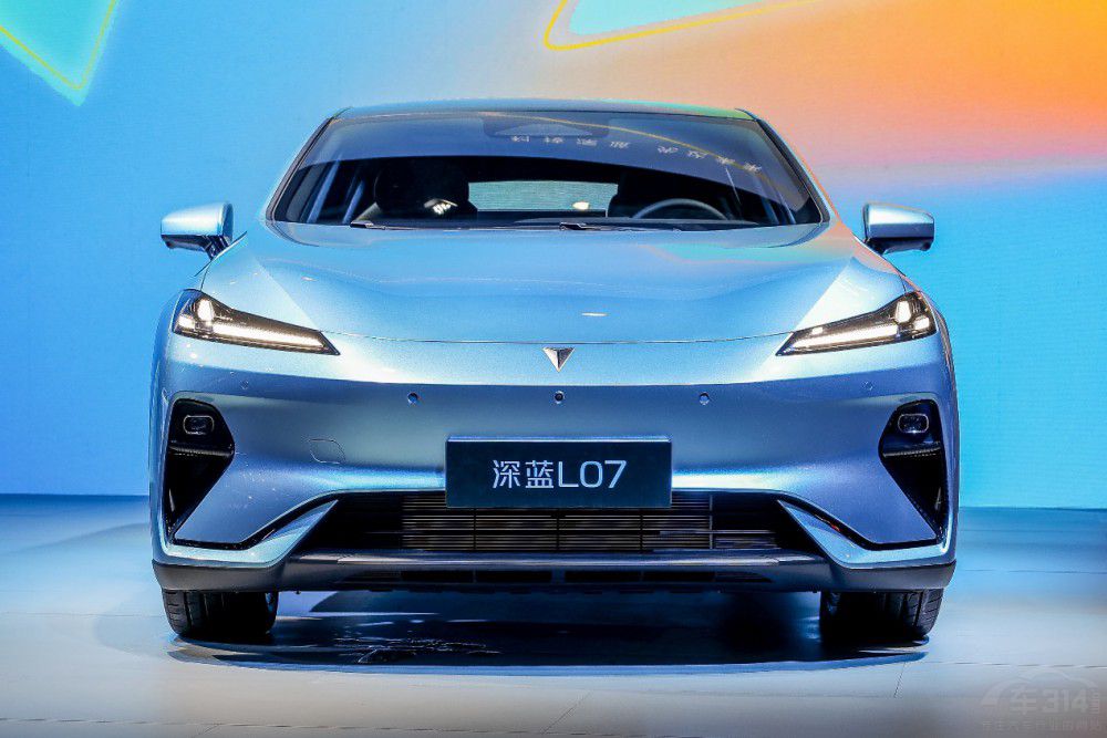 深藍(lán)L07 30萬內(nèi)唯一前排雙零重力座椅轎車 深藍(lán)L07 30萬內(nèi)唯一前排雙零重力座椅轎車