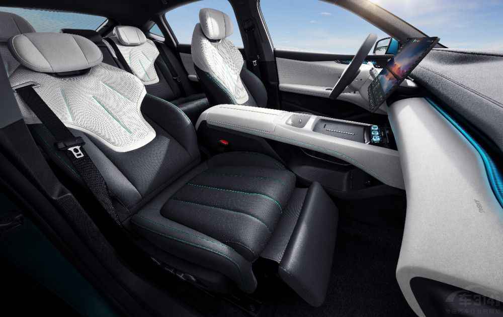 深藍(lán)L07 30萬內(nèi)唯一前排雙零重力座椅轎車 深藍(lán)L07 30萬內(nèi)唯一前排雙零重力座椅轎車