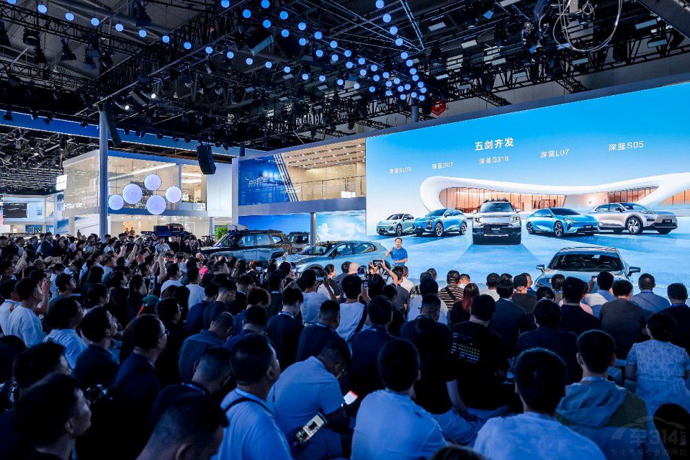 深藍(lán)L07 30萬內(nèi)唯一前排雙零重力座椅轎車 深藍(lán)L07 30萬內(nèi)唯一前排雙零重力座椅轎車