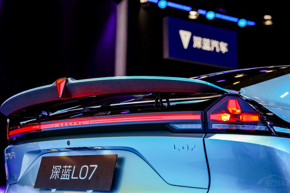 深藍(lán)L07 30萬內(nèi)唯一前排雙零重力座椅轎車 深藍(lán)L07 30萬內(nèi)唯一前排雙零重力座椅轎車