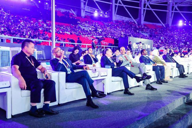 多國駐華使節(jié)到訪嵐圖 領(lǐng)略中國新能源汽車 多國駐華使節(jié)到訪嵐圖 領(lǐng)略中國新能源汽車