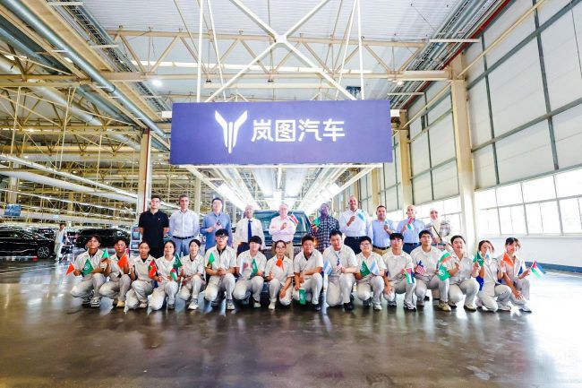 多國駐華使節(jié)到訪嵐圖 領(lǐng)略中國新能源汽車 多國駐華使節(jié)到訪嵐圖 領(lǐng)略中國新能源汽車