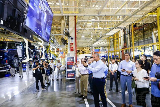 多國駐華使節(jié)到訪嵐圖 領(lǐng)略中國新能源汽車 多國駐華使節(jié)到訪嵐圖 領(lǐng)略中國新能源汽車