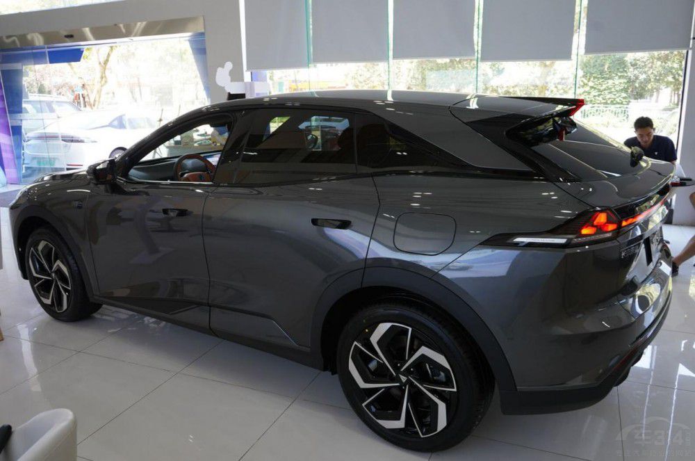 ؛(dng)ԏSUV𼼁]Y܇ɶ