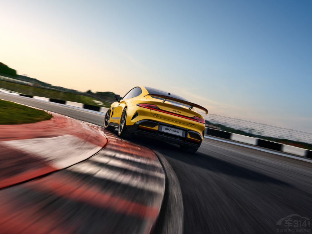 自信駕馭強大 小米 SU7 Ultra售價52.99萬 自信駕馭強大 小米 SU7 Ultra售價52.99萬