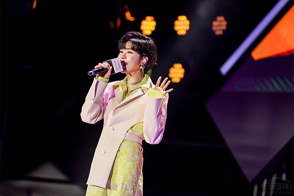 郁可唯獻(xiàn)唱凡爾賽大會(huì) C5 X領(lǐng)潮共創(chuàng)之夜 郁可唯獻(xiàn)唱凡爾賽大會(huì) C5 X領(lǐng)潮共創(chuàng)之夜