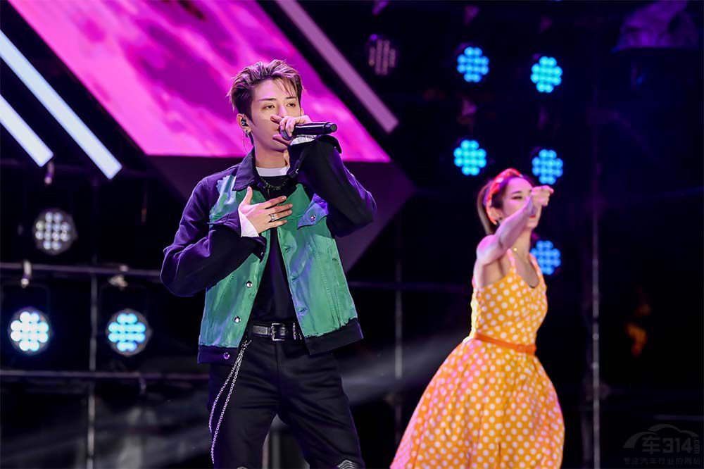 郁可唯獻(xiàn)唱凡爾賽大會(huì) C5 X領(lǐng)潮共創(chuàng)之夜 郁可唯獻(xiàn)唱凡爾賽大會(huì) C5 X領(lǐng)潮共創(chuàng)之夜