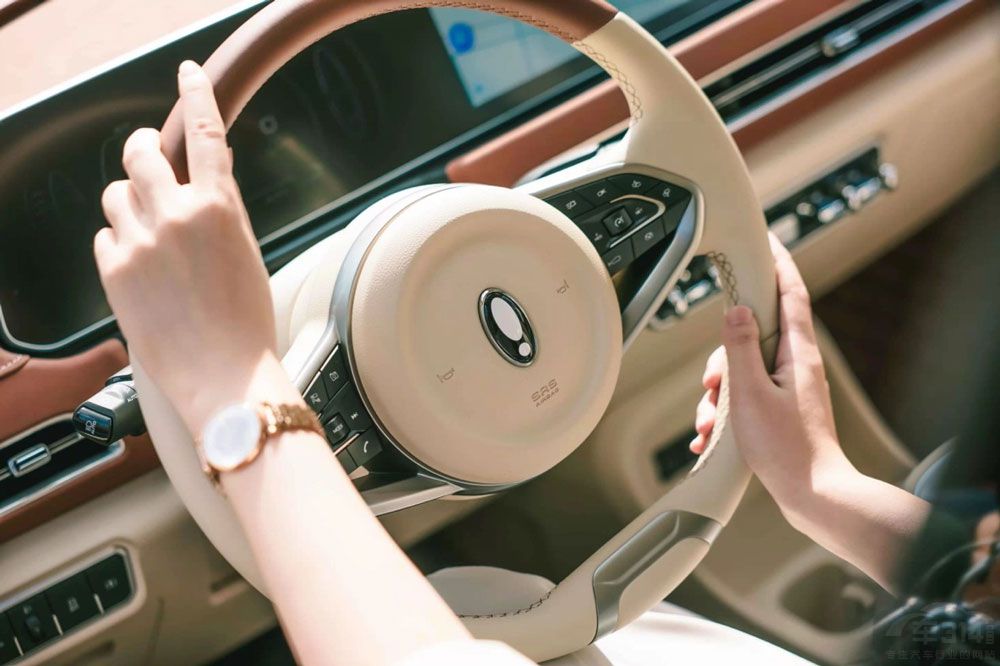 領(lǐng)跑純電汽車市場 歐拉撐起女人“半邊天” 領(lǐng)跑純電汽車市場 歐拉撐起女人“半邊天”