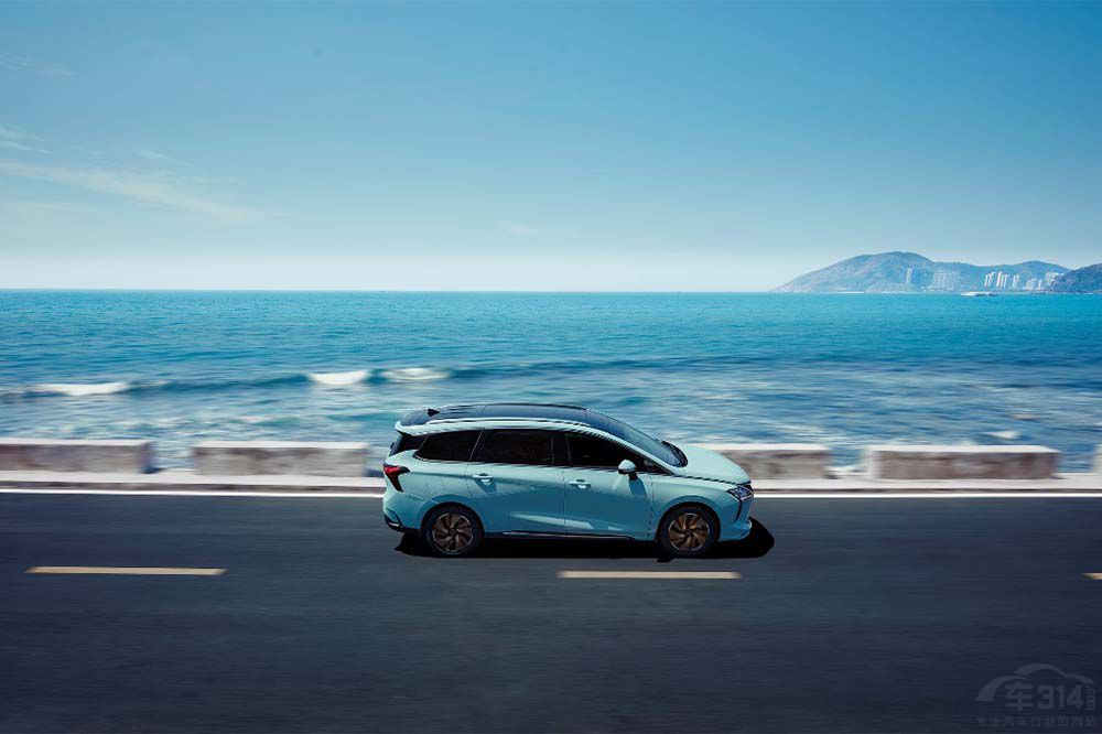 顏值殺+儀式感 家庭出行開東風(fēng)風(fēng)行游艇 顏值殺+儀式感 家庭出行開東風(fēng)風(fēng)行游艇