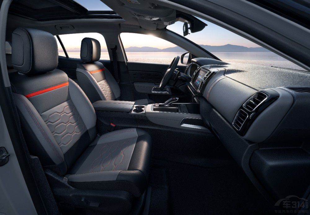 天逸C5 AIRCROSS舒適配置讓您度過炎夏 天逸C5 AIRCROSS舒適配置讓您度過炎夏