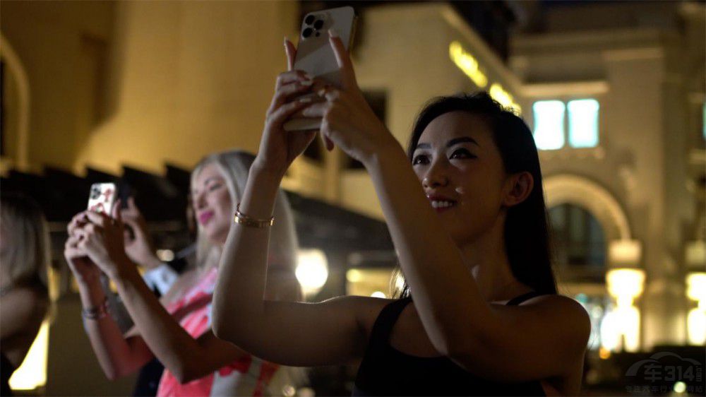 點亮迪拜哈利法塔 捷途的國際化布局之路 點亮迪拜哈利法塔 捷途的國際化布局之路