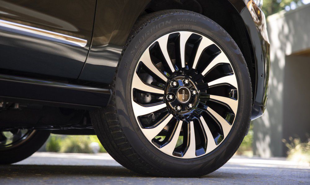 全新林肯領(lǐng)航員Navigator長(zhǎng)軸總統(tǒng)版上市 全新林肯領(lǐng)航員Navigator長(zhǎng)軸總統(tǒng)版上市