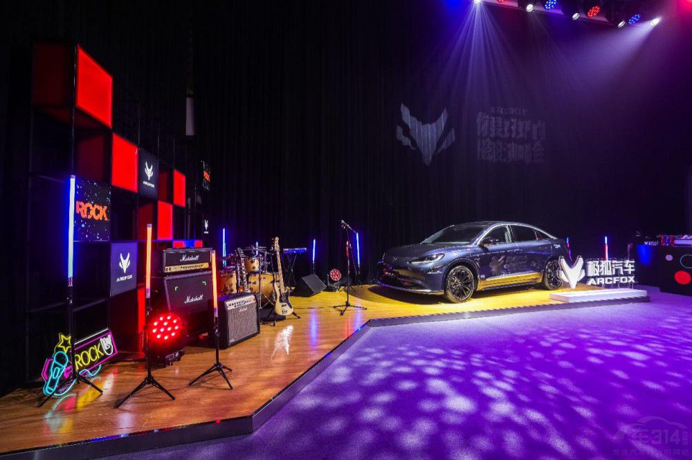 極狐攜手頂級(jí)搖滾樂(lè)隊(duì)帶來(lái)一場(chǎng)聽(tīng)覺(jué)盛宴 極狐攜手頂級(jí)搖滾樂(lè)隊(duì)帶來(lái)一場(chǎng)聽(tīng)覺(jué)盛宴