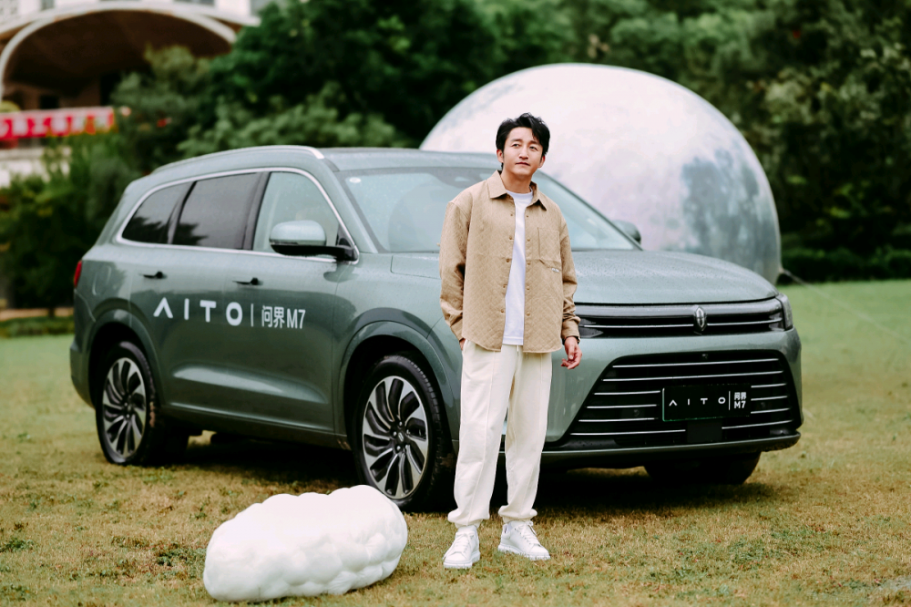 鄒市明夫婦現(xiàn)身問(wèn)界M7上海車(chē)主交付儀式 鄒市明夫婦現(xiàn)身問(wèn)界M7上海車(chē)主交付儀式