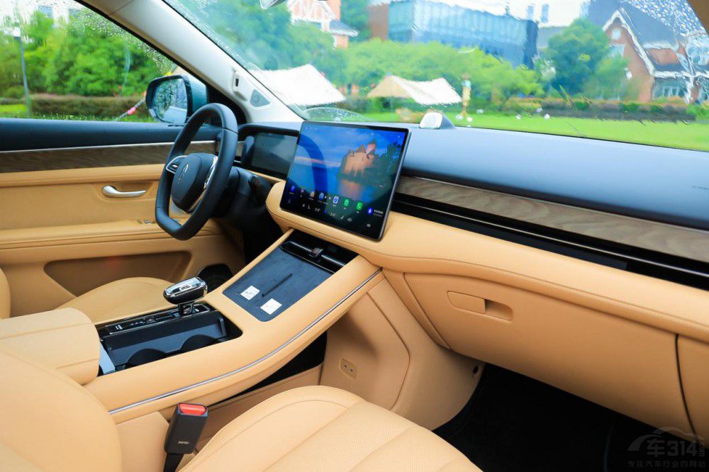 鄒市明夫婦現(xiàn)身問(wèn)界M7上海車(chē)主交付儀式 鄒市明夫婦現(xiàn)身問(wèn)界M7上海車(chē)主交付儀式