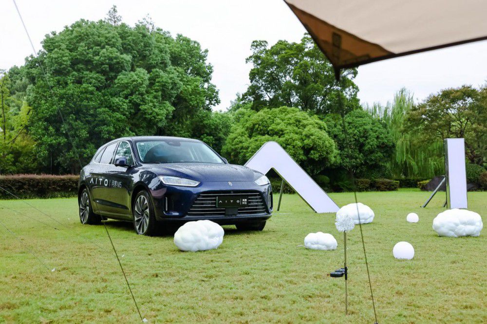 鄒市明夫婦現(xiàn)身問(wèn)界M7上海車(chē)主交付儀式 鄒市明夫婦現(xiàn)身問(wèn)界M7上海車(chē)主交付儀式