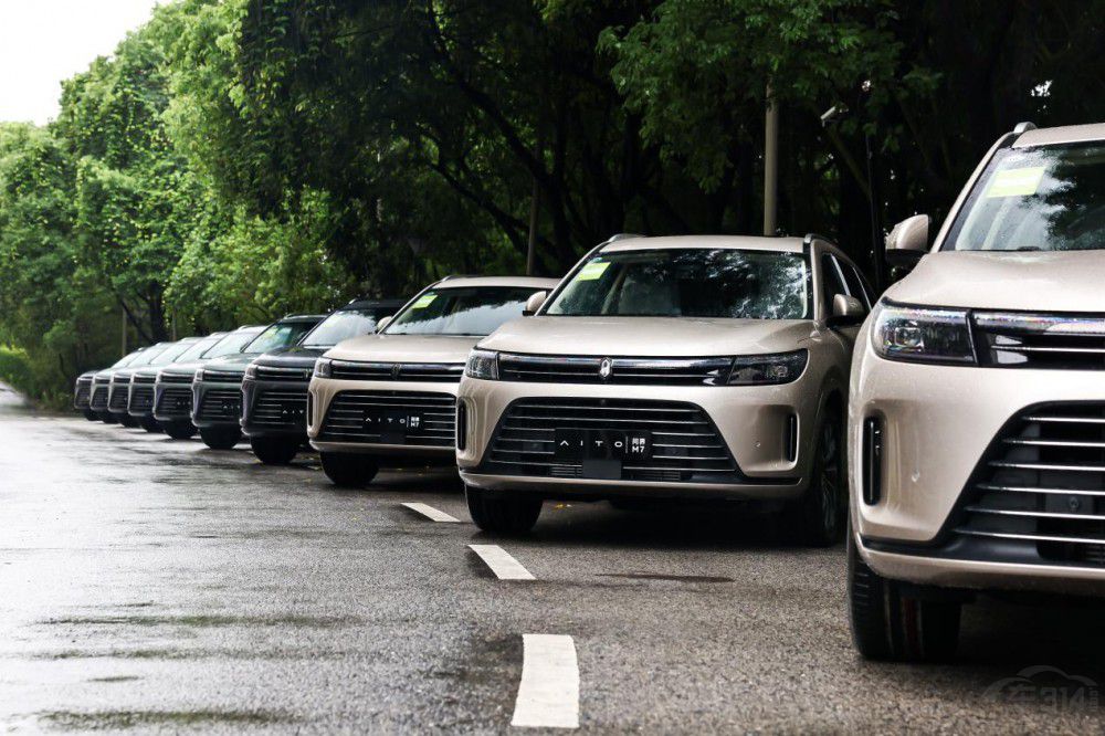 鄒市明夫婦現(xiàn)身問(wèn)界M7上海車(chē)主交付儀式 鄒市明夫婦現(xiàn)身問(wèn)界M7上海車(chē)主交付儀式