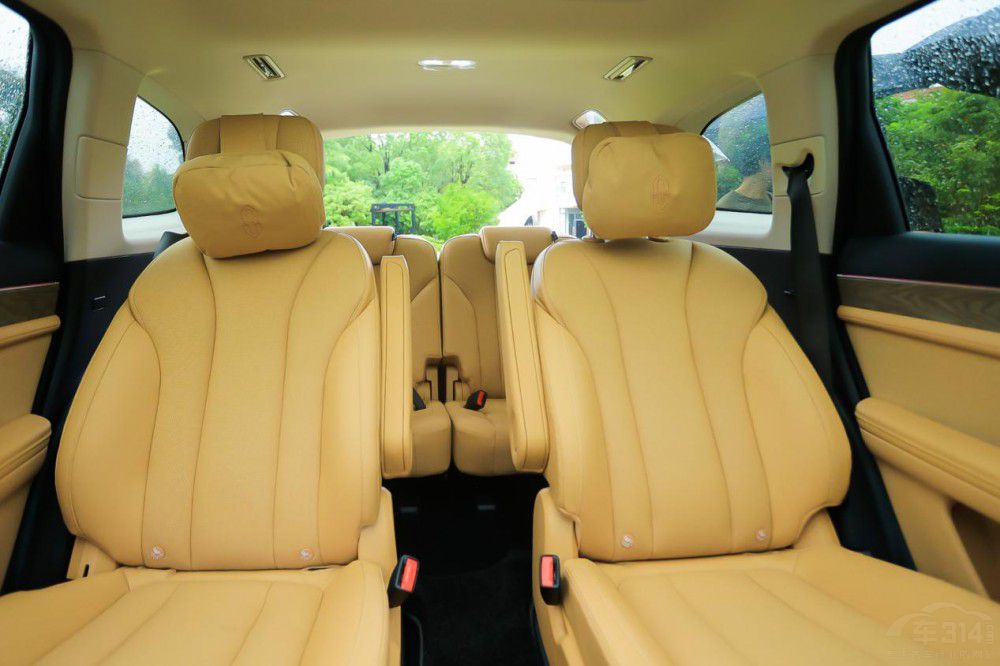 鄒市明夫婦現(xiàn)身問(wèn)界M7上海車(chē)主交付儀式 鄒市明夫婦現(xiàn)身問(wèn)界M7上海車(chē)主交付儀式