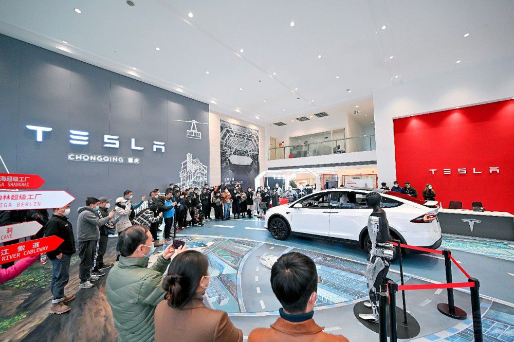 開(kāi)進(jìn)魔幻工廠 特斯拉Model X Plaid在重慶 開(kāi)進(jìn)魔幻工廠 特斯拉Model X Plaid在重慶