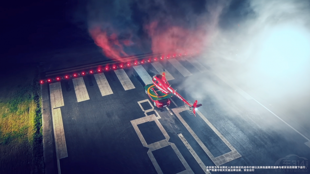 東風(fēng)標(biāo)致508L與直升飛機(jī)上演陸空追逐戰(zhàn) 東風(fēng)標(biāo)致508L與直升飛機(jī)上演陸空追逐戰(zhàn)