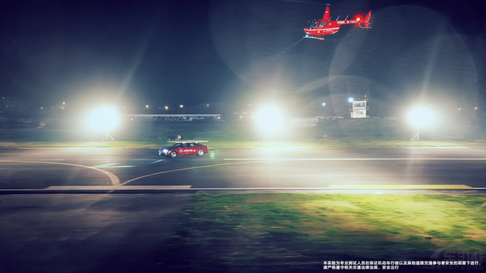 東風(fēng)標(biāo)致508L與直升飛機(jī)上演陸空追逐戰(zhàn) 東風(fēng)標(biāo)致508L與直升飛機(jī)上演陸空追逐戰(zhàn)