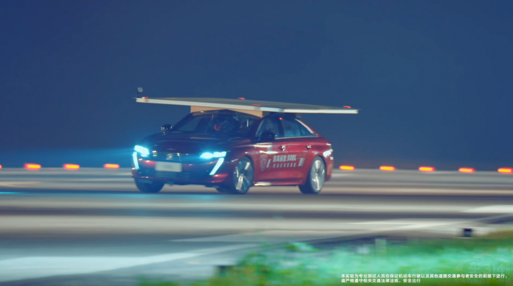 東風(fēng)標(biāo)致508L與直升飛機(jī)上演陸空追逐戰(zhàn) 東風(fēng)標(biāo)致508L與直升飛機(jī)上演陸空追逐戰(zhàn)