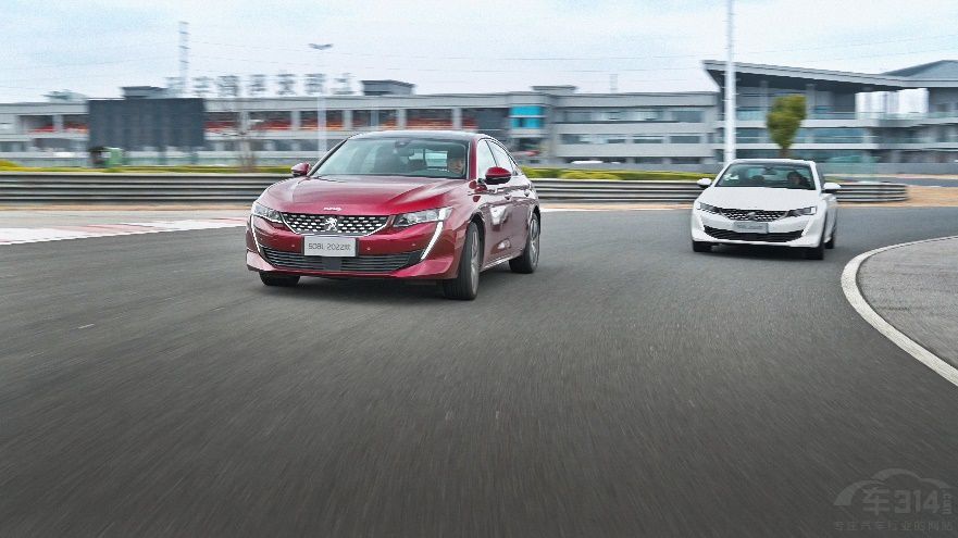 東風(fēng)標(biāo)致508L與直升飛機(jī)上演陸空追逐戰(zhàn) 東風(fēng)標(biāo)致508L與直升飛機(jī)上演陸空追逐戰(zhàn)