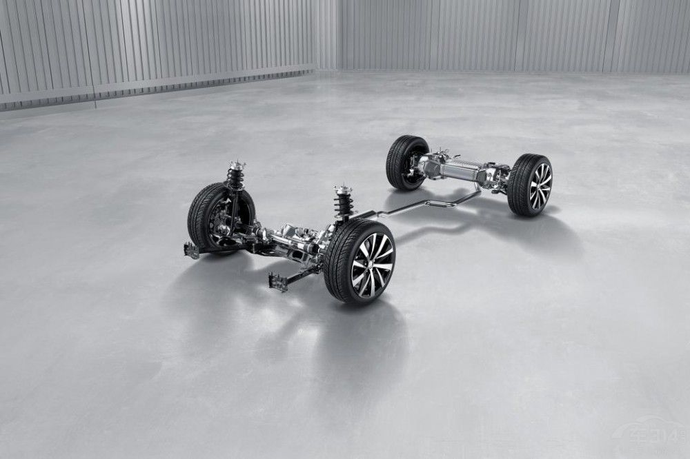 東風(fēng)標(biāo)致508L與直升飛機(jī)上演陸空追逐戰(zhàn) 東風(fēng)標(biāo)致508L與直升飛機(jī)上演陸空追逐戰(zhàn)