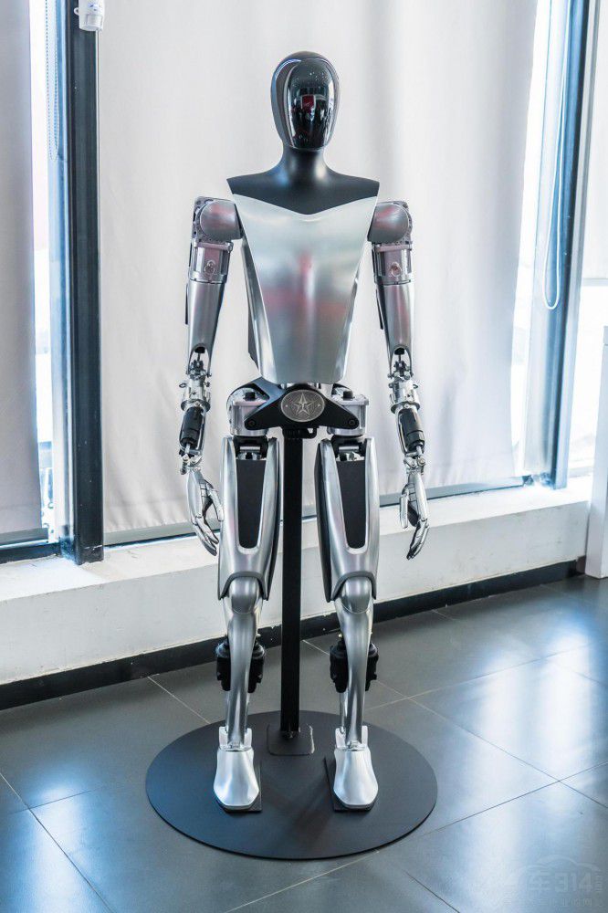 特斯拉Model X Plaid攜人形機(jī)器人驚喜亮相 特斯拉Model X Plaid攜人形機(jī)器人驚喜亮相