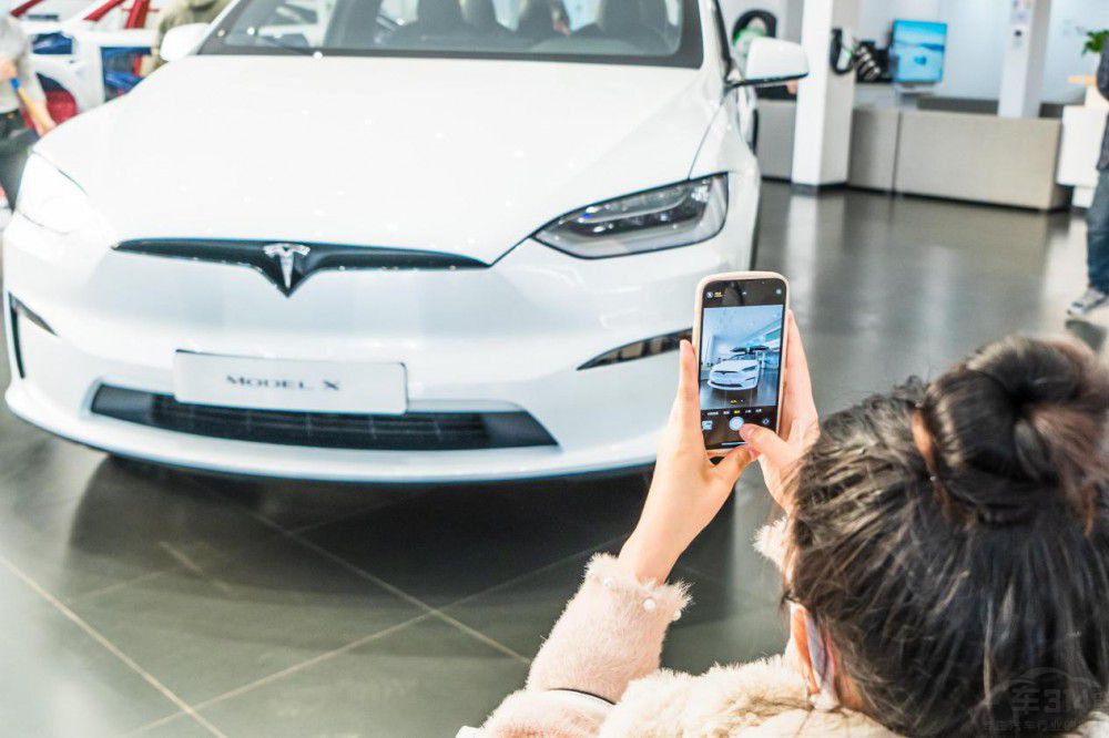 特斯拉Model X Plaid攜人形機(jī)器人驚喜亮相 特斯拉Model X Plaid攜人形機(jī)器人驚喜亮相