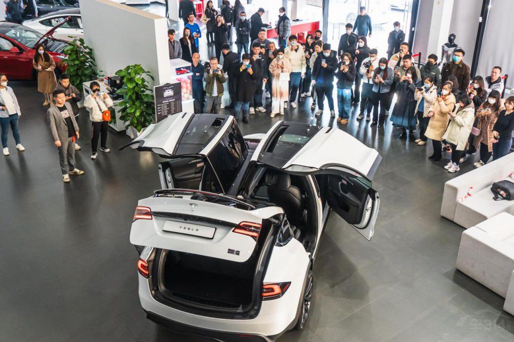 特斯拉Model X Plaid攜人形機(jī)器人驚喜亮相 特斯拉Model X Plaid攜人形機(jī)器人驚喜亮相