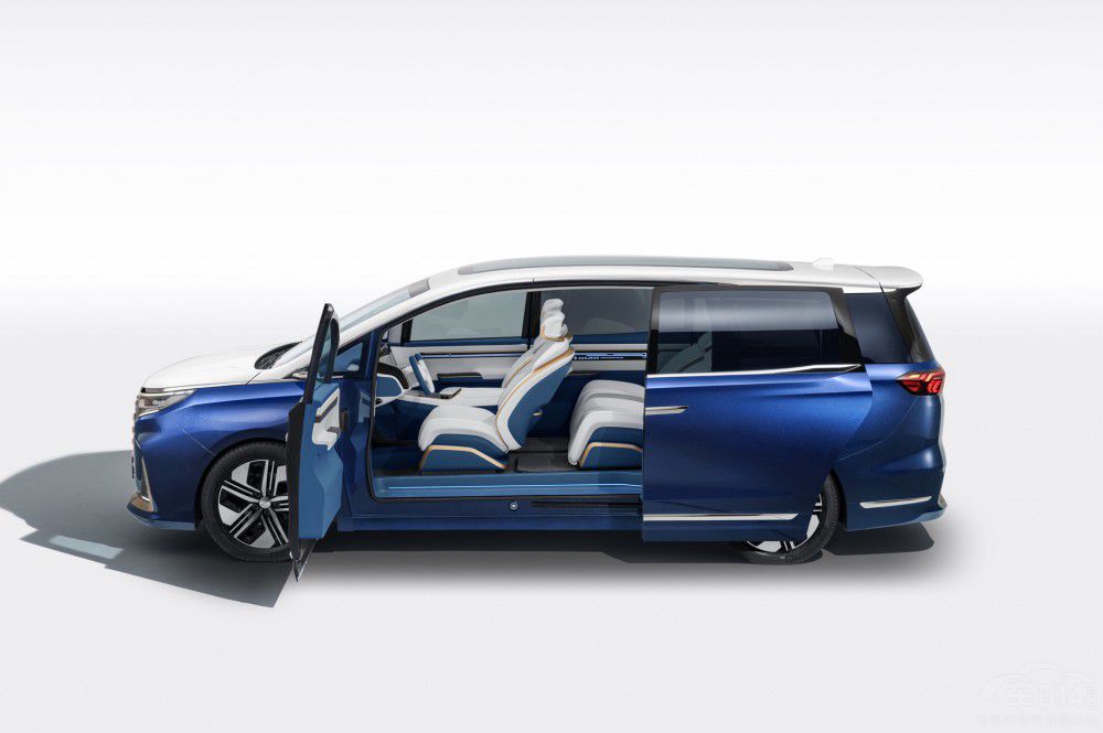 MPV專屬架構(gòu) 上海車展江淮瑞風(fēng)向新而行 MPV專屬架構(gòu) 上海車展江淮瑞風(fēng)向新而行