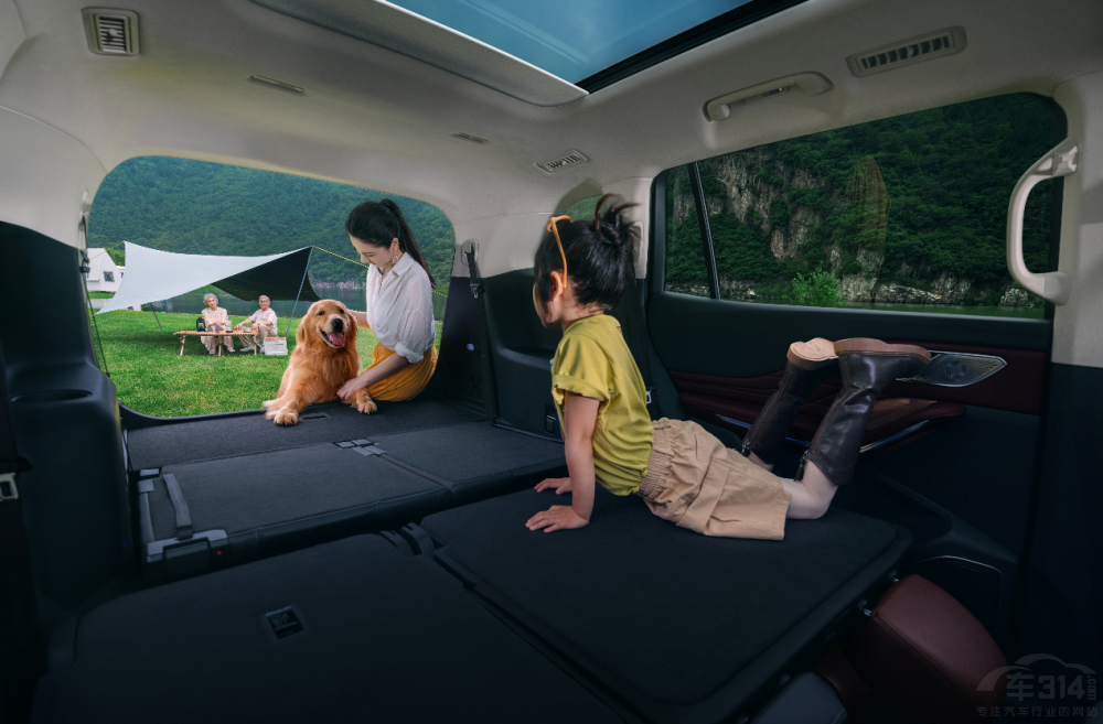 全新紅旗HS7成都車展上市 售價25.58萬起 全新紅旗HS7成都車展上市 售價25.58萬起