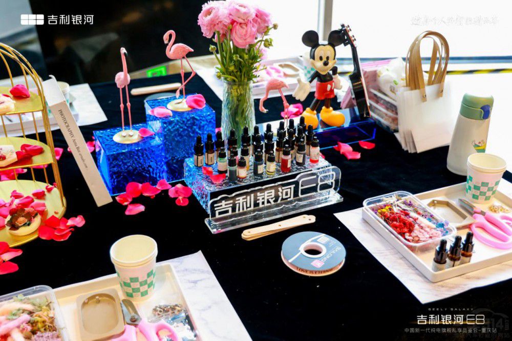 吉利銀河E8亮相重慶 新一代純電旗艦登場 吉利銀河E8亮相重慶 新一代純電旗艦登場