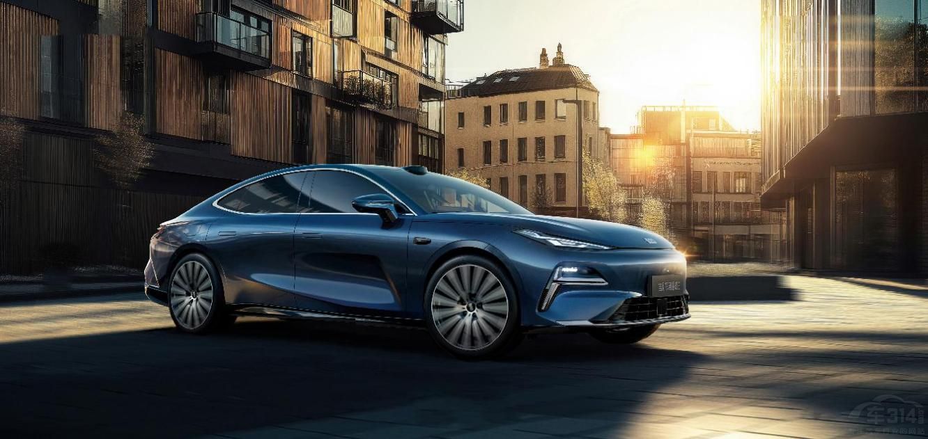 起步即旗艦重新定義中高級電混轎車新標準 起步即旗艦重新定義中高級電混轎車新標準