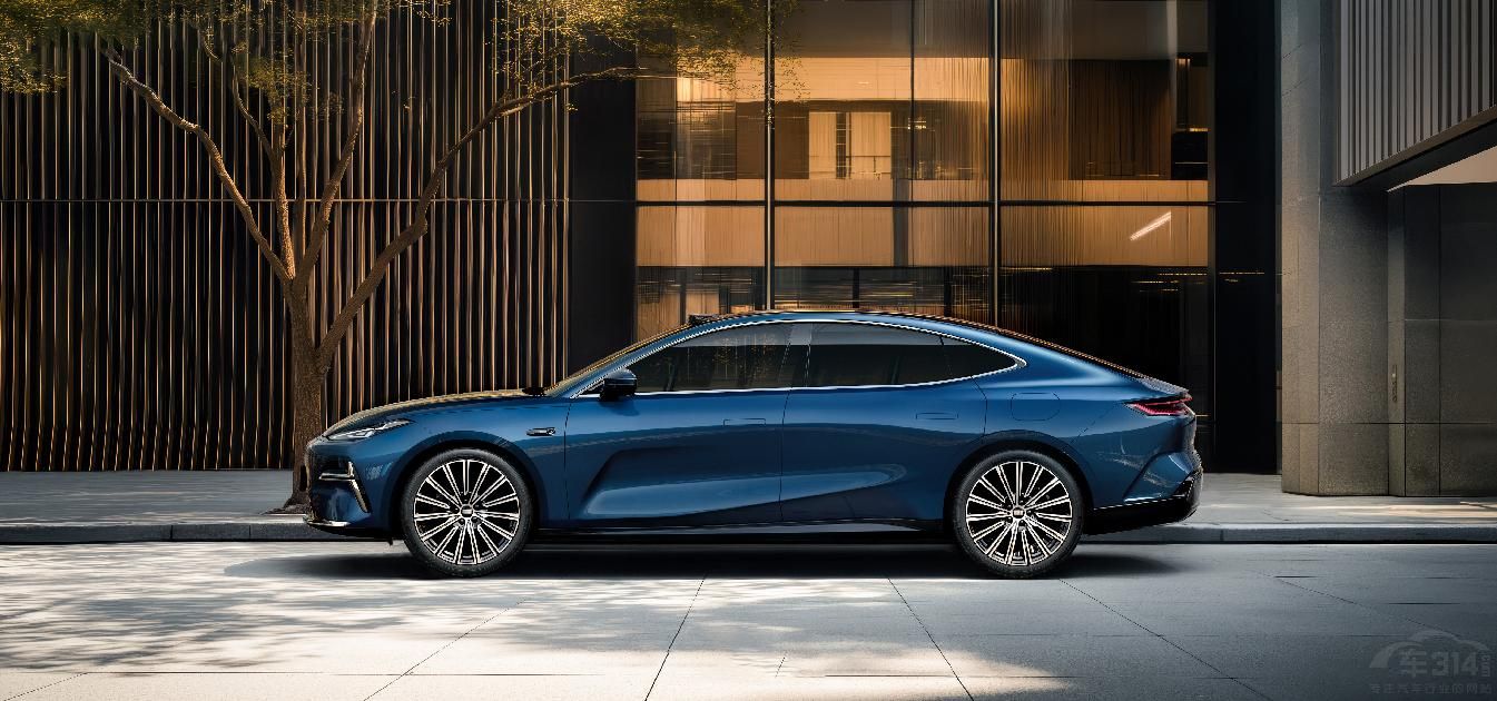 起步即旗艦重新定義中高級電混轎車新標準 起步即旗艦重新定義中高級電混轎車新標準