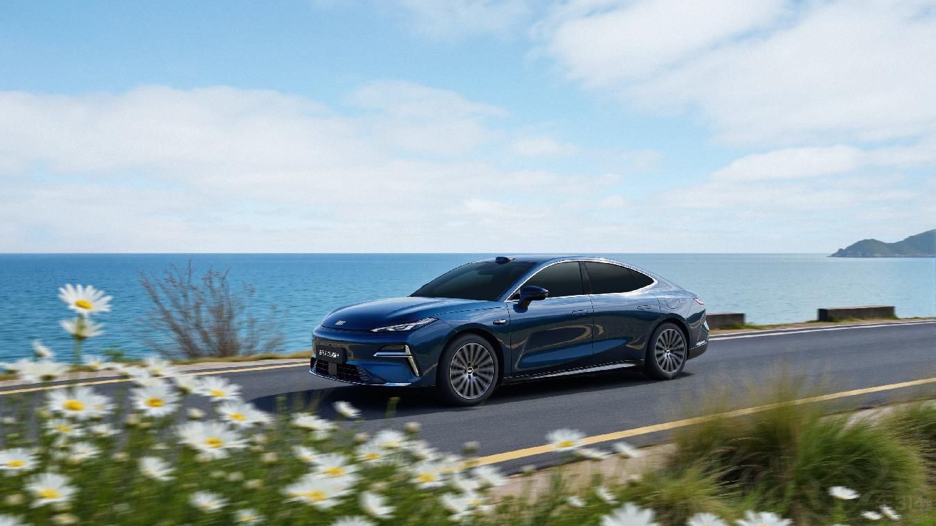 起步即旗艦重新定義中高級電混轎車新標準 起步即旗艦重新定義中高級電混轎車新標準