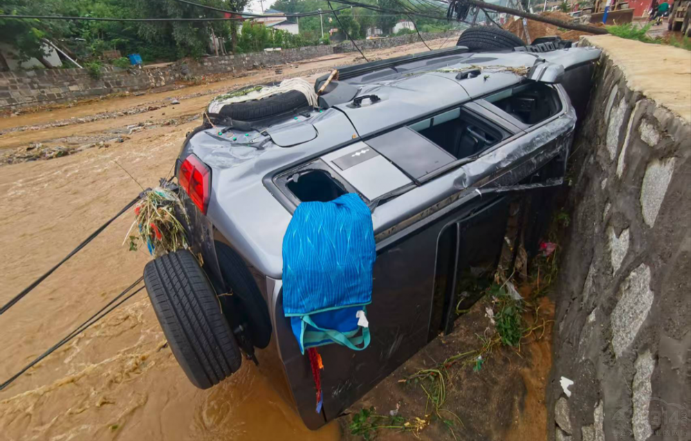 暴雨中的救援者洪水沖走車輛后的生死脫險(xiǎn) 暴雨中的救援者洪水沖走車輛后的生死脫險(xiǎn)
