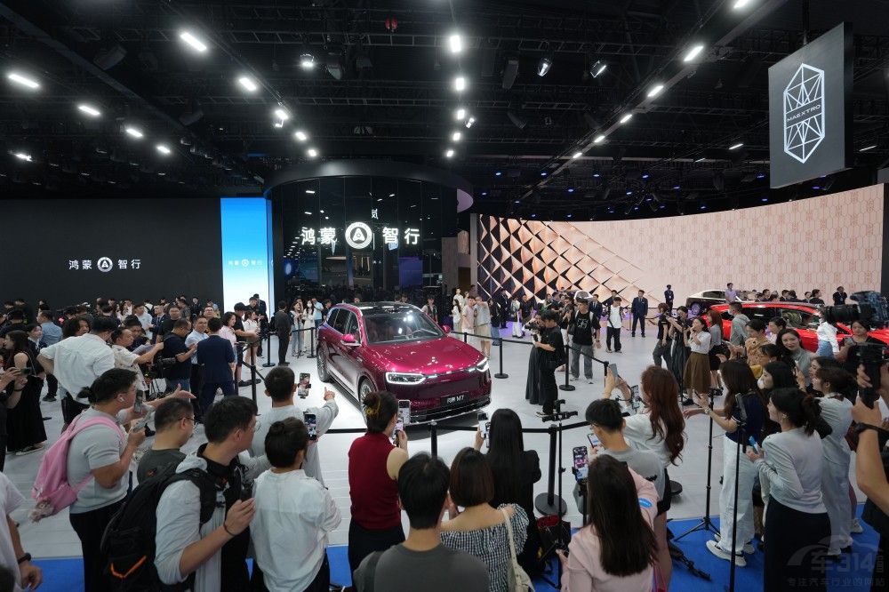 全新問界M7實車首秀 品牌全系亮相成都車展 全新問界M7實車首秀 品牌全系亮相成都車展