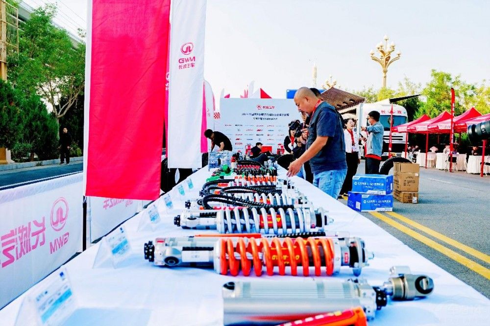 魏建軍親駕哈弗H9柴油版率隊出征T2組 魏建軍親駕哈弗H9柴油版率隊出征T2組