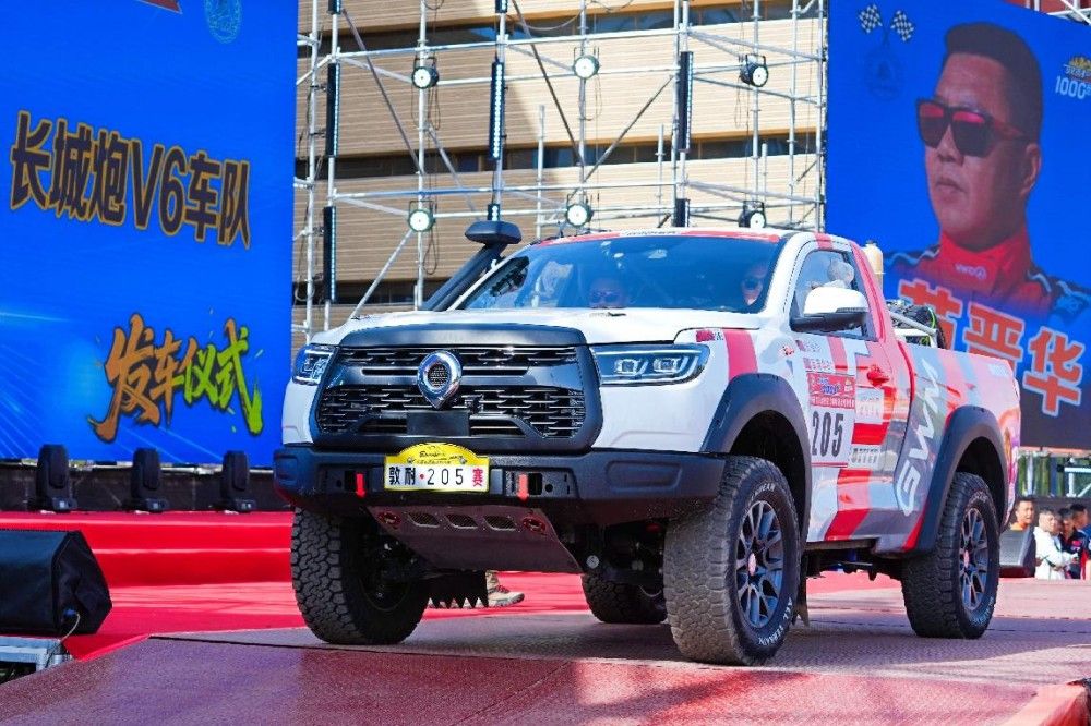 魏建軍親駕哈弗H9柴油版率隊出征T2組 魏建軍親駕哈弗H9柴油版率隊出征T2組